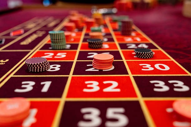 mbo88 platform showing baccarat table and sportsbook side by side